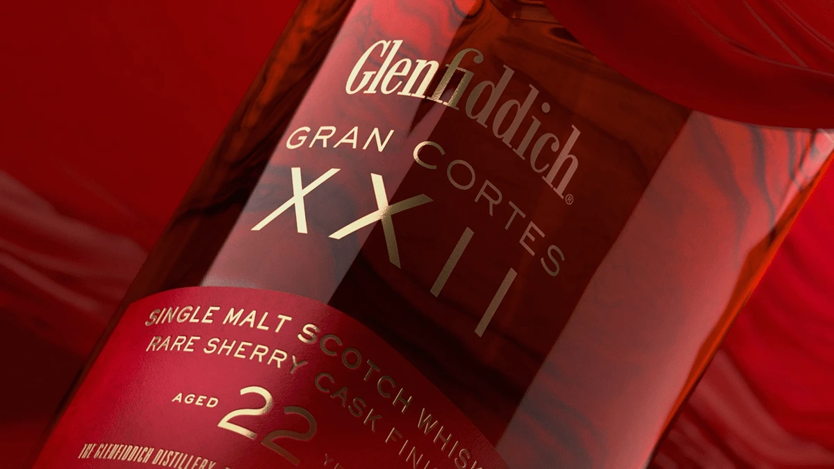 Gran Cortes XXII瓶标与红色织物品牌视觉