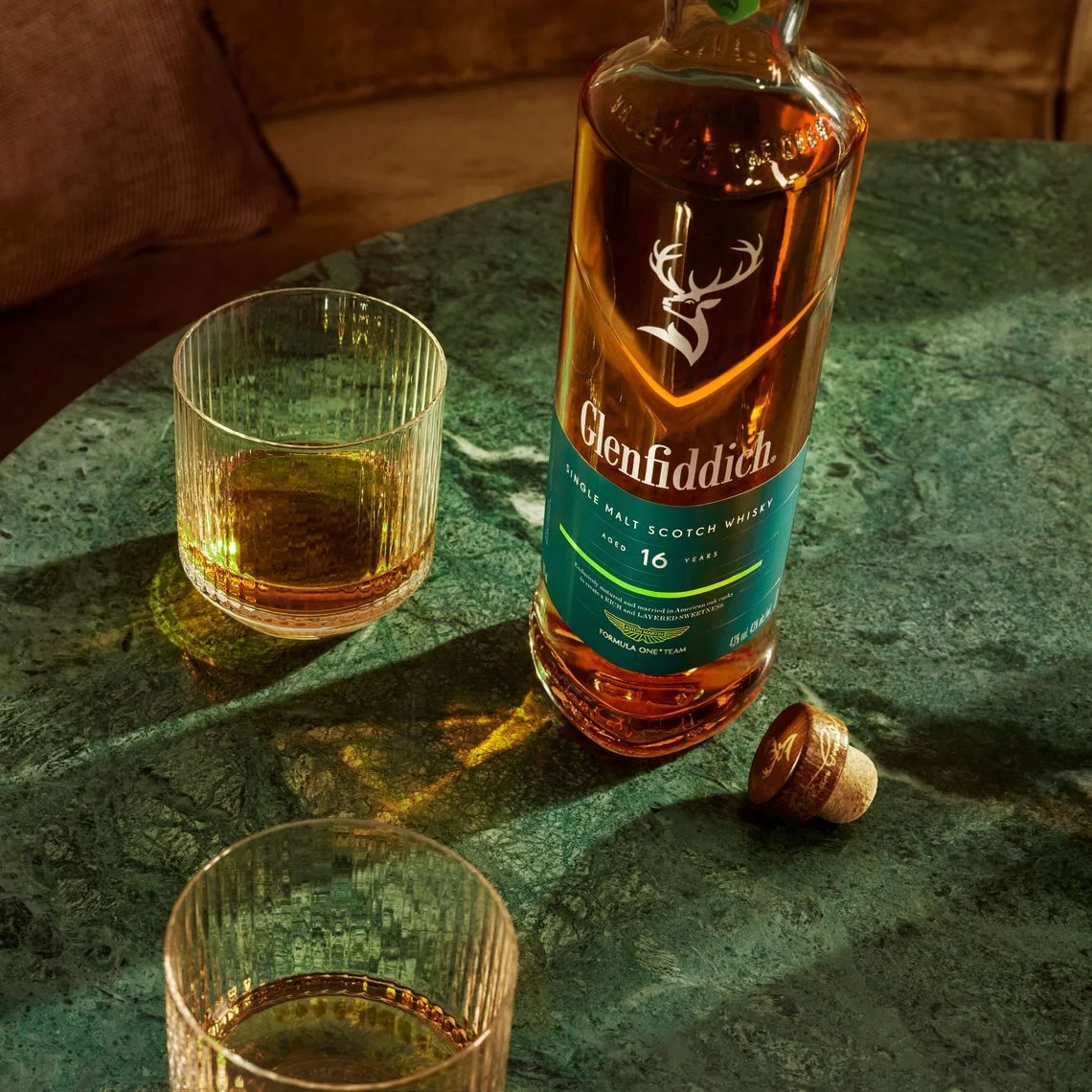 格兰菲迪16年第一版瓶身与品饮酒杯