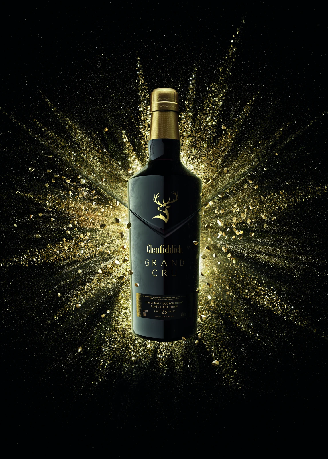 格兰菲迪23年Grand Cru酒瓶与金色光影