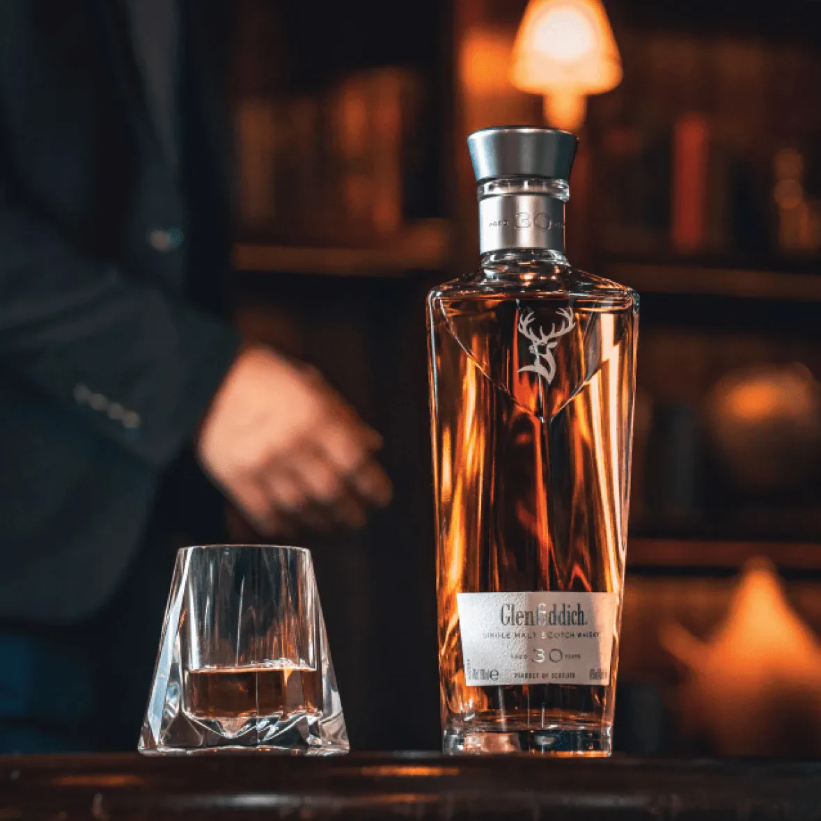格兰菲迪30年与酒杯